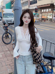 เสื้อยืดแขนยาวผู้หญิงทรงเข้ารูปสไตล์ใหม่ฤดูใบไม้ร่วง/ฤดูหนาว ผ้าลูกไม้ตัดเย็บแบบใหม่ เสื้อเชิ้ตชั้นในสุดเซ็กซี่ เสื้อเชิ้ตผู้หญิง