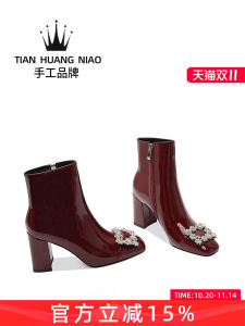 รองเท้าบูทสั้นทรงหัวเหลี่ยมพื้นหนาสำหรับผู้หญิง ฤดูหนาวปี 2021 รองเท้าบูทหนัง PU สีแดง สไตล์ยุโรป สำหรับใส่ไปทำงานและชีวิตประจำวัน