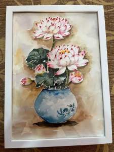 ภาพวาดดอกบัว ภาพดอกไม้ในแจกัน ภาพวาดสีน้ำ ขนาดA4 พร้อมกรอบ แขวนได้ตั้งได้ แข็งแรงสวยงาม