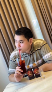 ชาดำเย็นยกนิ้ว ชาดำเย็นพร้อมดื่ม 1 ขวด