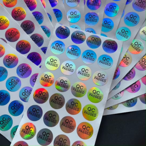 สติ๊กเกอร์ QC PASSED สีเงินโฮโลแกรม กันน้ำ ขนาด dia. 2 cm 200/400 ดวง