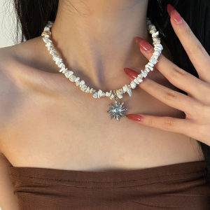 OUKECHUN สร้อยคอโซ่แสงแดดสไตล์ย้อนยุคสำหรับผู้หญิง ดีไซน์ระดับไฮเอนด์ โซ่กระดูกไหปลาร้าแบบน้ำหนักเบา โซ่คอแบบชาติพันธุ์ สร้อยคอแบบใหม่