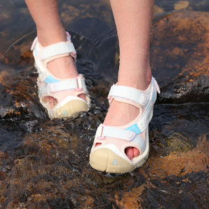 รองเท้ารัดส้นผู้หญิงใส่นอกบ้านในฤดูใบไม้ผลิและฤดูร้อนรองเท้าชายหาดแห้งเร็วน้ำหนักเบาระบายอากาศได้ดีกันลื่นรองเท้ามีรูทนต่อการเสียดสีสำหรับผู้ชาย