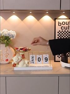 Stand Kalender Kucing Keberuntungan / Kalender Ornamen / Key Storage Ornamen Lucky Cat / Kalender Meja Abadi