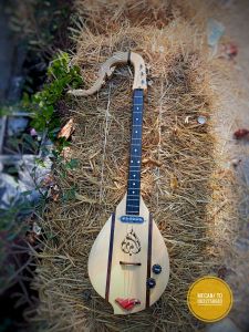 พิณโปร่งไฟฟ้า3สาย ทรงหยอดน้ำ ลายไท