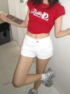 กางเกงขาสั้นผ้ายีนส์ทรงเข้ารูปสำหรับผู้หญิง กางเกงขาสั้นทรงเข้ารูปเอวสูง สีพื้น ฤดูร้อน 2024 กางเกงขาสั้นสีขาวสำหรับสาวๆ น้ำหนักเบา