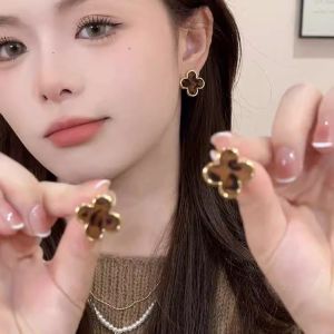 Retro Luxury Leopard Print Four Leaf Flower Earrings Elegant Personality Fashionable Jewelry Womens Alloy Ear Decorations