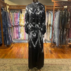 Shareen Dress Viscos by Dian Pelangi LIMITED EDITION Busana Muslim Maxi Gamis Abaya Kaftan Gaun Outfit Pesta Pernikahan Kondangan Casual Formal Wanita Hijaber Cantik Anggun Modis Modern Elegan Mewah Model Korea Terbaru Motif Batik Abstrak Kekinian Hitam