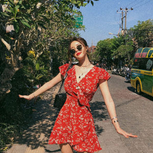 Váy Đi Biển Mùa Xuân 2025 Váy Ngắn Cổ Chữ V Họa Tiết Hoa Đỏ Váy Đi Biển Váy Ngắn Xếp Ly Viền Váy Nữ Tính Ngọt Ngào