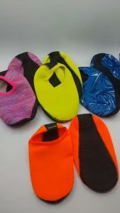 รองเท้าเดินชายหาด ถุงเท้าดำน้ำดำน้ำ รองเท้ากันลื่น รองเท้าเดินทะเล ยืดหยุ่น แห้งเร็ว เดินชายหาด ดำน้ำ สวมใส่สบายเท้า