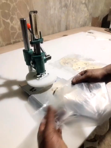 Malakas na Manual Dough Press Machine - May 16 at 32 na Size Options - Perpekto sa Paggawa ng Pizza Pastry at Noodles para sa Mga Bakeries at Restaurants