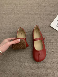 รองเท้าส้นแบน Mary Janes สีแดงสไตล์นางฟ้าทรงหัวมนสไตล์ย้อนยุคแบบสวมหัวแบนรองเท้าแฟชั่นสำหรับผู้หญิงในชีวิตประจำวัน