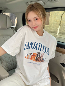 T-Shirt Wanita Lengan Pendek Ukuran Besar  Desain Vintage Amerika Motif Anjing  Katun Tipis Bernapas Premium  Gaya Streetwear Nyaman Tren Musim Panas 2025  Atasan Santai Slim Fit Kerah Bundar  Manis dan imut  Modis  Serbaguna  Nyaman  Longgar  Pakaian