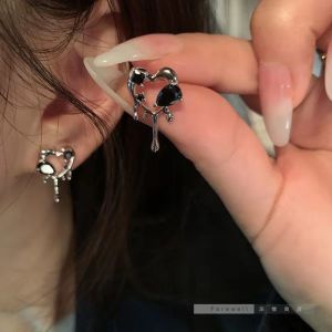 Sweet Cool Dark Love Heart Stud Earrings Female Niche Design Earring Ear Clip Non-Piercing Earrings Female 2022 New Arrival Tide