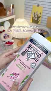 Sữa Tắm Hoa Anh Đào Hữu Cơ Le Petit Marseillais 92% Thiên Nhiên Dịu Nhẹ 650ml