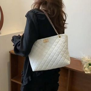 NDDshop มาแรง กระเป๋าผู้หญิงแฟชั่น แต่งสายโซ่สำหรับสะพาย ดีไซน์เรียบๆแต่ดูแพง ใส่ของได้เยอะ พกพาสะดวก ง่ายต่อการใช้งาน วัสดุดีทนทาน ราคาถูกจับต้องได้ สาวๆต้องมี