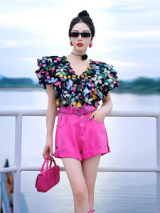 เสื้อเชิ้ตคอวีลายดอกไม้สไตล์ฮ่องกงสำหรับผู้หญิง แขนสั้น ทรงเข้ารูป ทรงเข้ารูป แฟชั่นฤดูร้อน 2024 เสื้อผ้าทำงาน