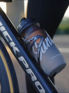 Santic ขวดน้ำสำหรับขี่จักรยานพับกีฬาจักรยานเสือหมอบซอฟต์แวร์กาต้มน้ำแบบพกพาอุปกรณ์จักรยาน MTB 600ML