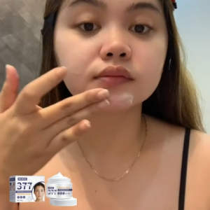 OUHOE 377ครีมแก้ฝ้าผิวขาว อุดมไปด้วยไนอาซินาไมด์ ยับยั้งการสร้างเมลามิน ทาผิวขาว แก้ฝ้าบนหน้า เติมเต็มความชุ่มชื้นแก่ผิว 377 Whitening freckle cream (50g)