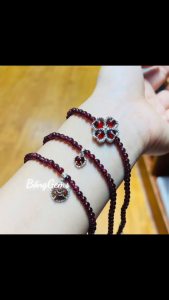 vòng tay nữ dáng chuỗi đá garnet tự nhiên mix charm cỏ 4 lá đá garnet bọc bạc cao cấp vòng tay đá phong thủy hợp mệnh thổ mệnh hỏa trang sức thiết kế đủ hóa đơn thẻ bảo hành