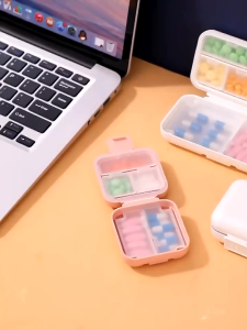 กล่องยาแบบพกพามินิที่มีฝาปิดซิลิโคนเก็บยาเม็ด แยกช่องใส่ยาแบบมีคลิปล็อค