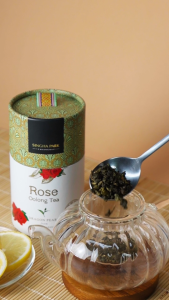 ชาอู่หลงแบบเม็ดผสมกลีบกุหลาบ สิงห์ปาร์ค เชียงราย 100 กรัม Rose Oolong Tea Singha Park Chiangrai