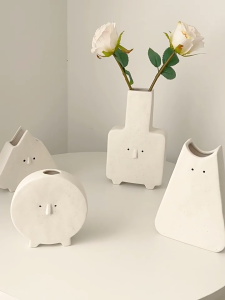 ของประดับตกแต่งโต๊ะในห้องนั่งเล่น แจกันเซรามิก ดอกไม้สด อีโมจิสร้างสรรค์ ของตกแต่งบ้าน