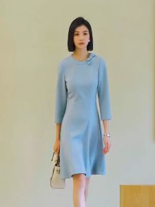 Đầm cổ tròn xanh dương đính nơ tay lửng dáng xoè