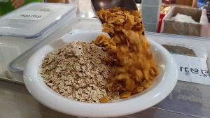 ข้าวโอ๊ต ผสม คอร์นเฟลกส์ (Oats Mix Cornflakes) อุดมไปด้วยเส้นใยอาหารและโปรตีน ผลิตสดใหม่ อบกรอบ พร้อมรับประทาน