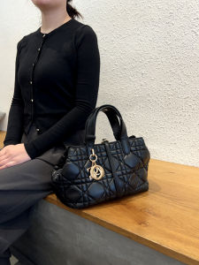 Hong Kong Exclusive 2024 New Style Genuine Leather Handbag Diana Bag Single Shoulder Womens Bag Casual Simple Style Handbag