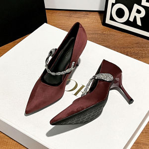 รองเท้าส้นสูงผู้หญิงสีแดงน้ำมัน PU หนังสัมผัสเนื้อสัมผัสสุดหรูหรา เซ็กซี่ สายรัดคู่ หัวเข็มขัด ทรงหัวแหลม