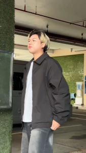 แจ็คเก็ตผู้ชายแฟชั่น ราคาถูกสุดคุ้ม คอปกดีไซน์เรียบง่าย ผ้าโพลีเอสเตอร์บางเบา ระบายอากาศได้ดี กระเป๋าหน้า 2 จุด ซิปแข็งแรง เสื้อแจ็คเก็ตผู้ชายคุณภาพดี คอปกมินิมอลสุดเท่ ผ้าโพลีเอสเตอร์ระบายอากาศเยี่ยม ไม่อึดอัด ไม่มีซับใน มีกระเป๋าคู่หน้า ส่งทั่วไทย JK056