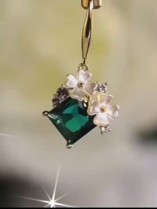 Good 999 18K Gold Fashionable Green Crystal Flower with Unique Design Earrings ES69194