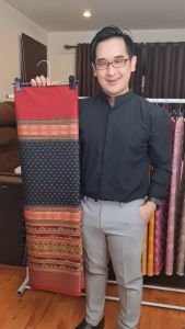 83.ผ้าไหมแกมฝ้าย ผ้าทอทั้งผืน ลายขอตัวเอส สีดำ-แดง