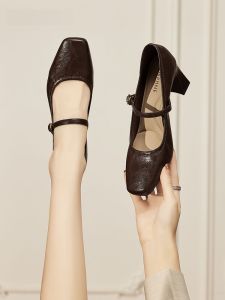 รองเท้าส้นสูงสีแดง Daphne สำหรับผู้หญิง ทรง Mary Janes หัวเหลี่ยม สายรัดข้างเดียว ทรงสวมสบาย สไตล์ลำลอง ฤดูร้อน 2025