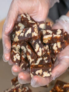 ขนมที่ทำจากเมล็ดอักกุลและเมล็ดมะพร้าว ขนมหวานอบสดทำมือ ไม่มีวัตถุกันเสีย วัตถุดิบคุณภาพสูง เหมาะสำหรับผู้หญิงมีครรภ์ ผู้สูงอายุ และเด็ก