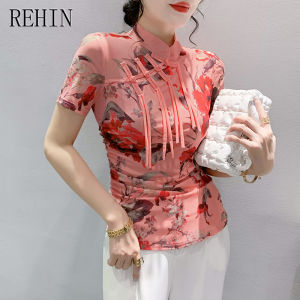 REHIN เสื้อยืดแขนสั้นทรงสวยงามคอสูงดีไซน์แบบพาแนล ลายพิเศษทรงเก่าแก่ ทันสมัยและทรงเทรนด์สำหรับผู้หญิง