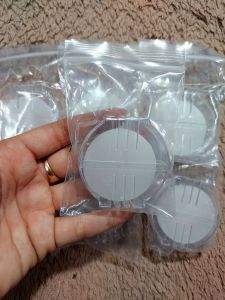 Sáp vuốt chỉ cho tranh thêu chữ thập[ Tranh Hà Đoàn]