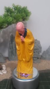 nhà sư lạy phật nhà sư bái phật. tăng nhân bái phật. (bản cúi). Trang trí nhà cửa tiểu cảnh sân vườn bể cá ....