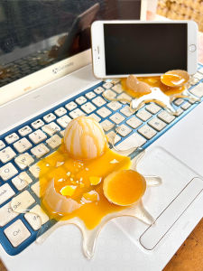 Handy Gadget Broken Egg Trick Prank Funny Spoof Decompression Toy Birthday Gift Mobile Phone Holder