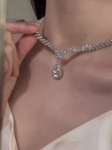 สร้อยคอแบบหัวเข็มขัดสีทองสำหรับผู้หญิง ประดับเพชรประดับโลหะผสม ดีไซน์รูปหยดน้ำ ประดับเครื่องประดับแฟชั่น เครื่องประดับสำหรับผู้หญิง