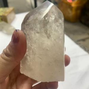1 viên đá thạch anh trắng tự nhiên mài bóng dùng làm trang trí decor thanh tẩy ( đá thật chuẩn việt )5706