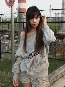 สไตล์อเมริกัน Retro Shoulder เสื้อฮู้ด Women Early ฤดูใบไม้ร่วง ลายพิมพ์ตัวอักษร Lazy Long Sleeve หลวม Large ปกเสื้อ Bared Shoulder เสื้อท่อนบน