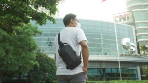 FOURTYFOUR TICO - Tas Selempang Pria Waterproof Anti Air - Tas Slingbag Pria Vertikal Premium Casual