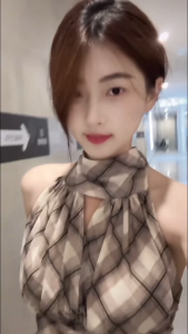 เสื้อครอป คอฮอลเตอร์ สายเดี่ยว เปิดหลัง ซับในที่อก ผ้าตาข่าย ลายสก็อต หลังสม็อคยางยืด จับจีบเอว สไตล์วินเทจเกาหลี สีน้ำตาล S-XL #2900