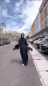 ABAYA TERBARU LEBARAN 2025: Variasi Tangan Abaya & Aksesoris Payet Dobel