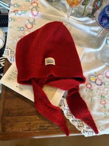 หมวกถักสีแดงพร้อมผ้าพันคอในตัว ฤดูใบไม้ร่วง ฤดูหนาว ปม ขนสัตว์ หมวก อุ่น ป้องกันหูสไตล์สันทนาการสําหรับผู้หญิงและเยาวชน