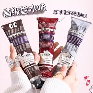 ครีมบำรุงมือหอมระเหย Vsea Berlin เด็กผู้หญิง เนื้อโลชั่นน้ำมันหอมระเหย ช่วยบำรุง ป้องกันการขาดน้ำ ป้องกันการรั่วซึมของน้ำมัน ป้องกันการแยกตัวของเซลล์ผิวหนัง บรรจุภัณฑ์กล่องของขวัญสำหรับผู้หญิง