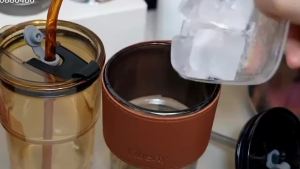 ส่งจากไทย New แก้วกาแฟ แก้วน้ำแบบใส ทำจากแก้ว สีใส 450ml ทนร้อน สไตล์มินิมอล พร้อมหลอดแก้ว มีฝาปิด ปลอกซิลิโคนกันร้อน สวยน่ารัก สไตล์มินิมอล Hot_Price รีบซื้อก่อนหมด