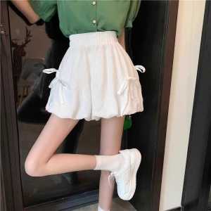 กางเกงขาสั้นทรงหลวมสไตล์ลำลองสีขาวสำหรับผู้หญิง กางเกงกระโปรงทรงดอกไม้ปุ๋ยแบบผูกโบว์ ทรงหลวม เอวสูง ทรงหลวม กางเกงขายาวทรงหลวม